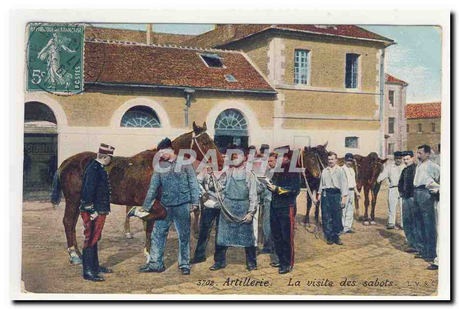 Artillerie la visite des sabots marechal ferrant hoof inspection chevaux artillery horses officiers Animation CPA