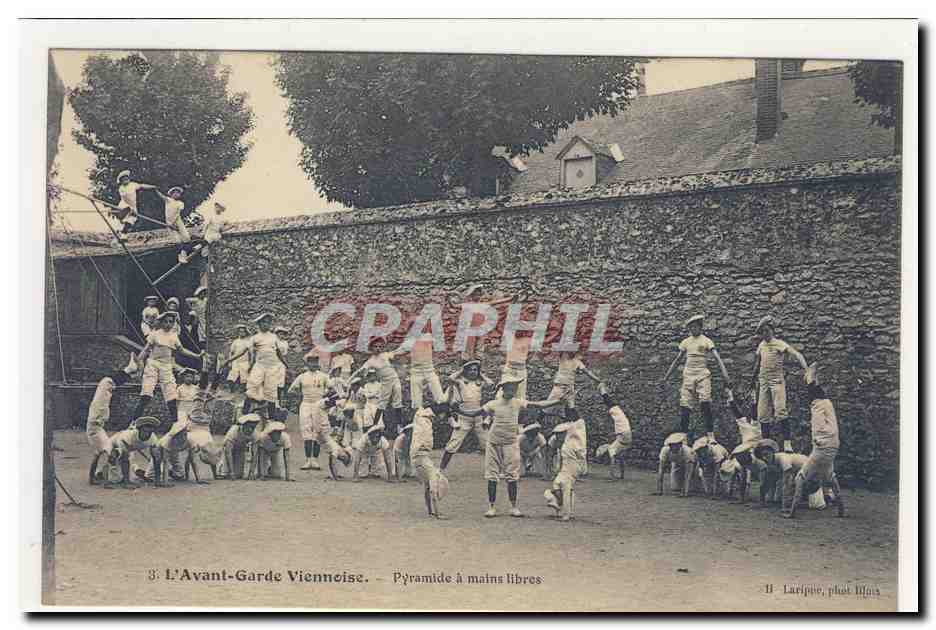 L'Avant-Garde Viennoise — Pyramide à mains libres — H. Laripie, phot. Mots