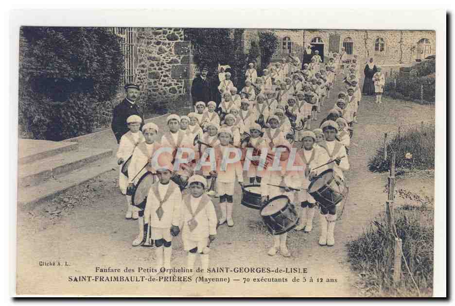 Fanfare des Petits Orphelins de SAINT-GEORGES-de-LISLE — 70 exécutants de 5 à 12 ans — Cliché A. L.