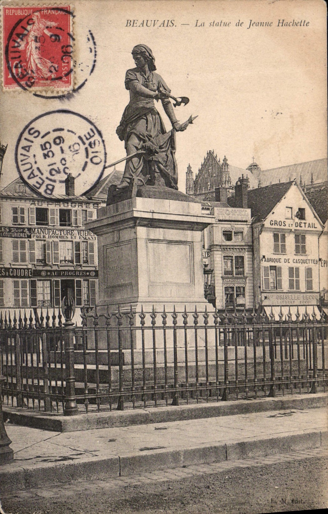 CPA Beauvais La Statue de Jeanne Hachette 