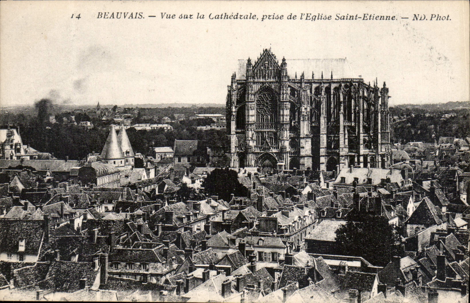 Beauvais — Vue sur la Cathédrale, prise de l'Église Saint-Étienne — ND. Phot.