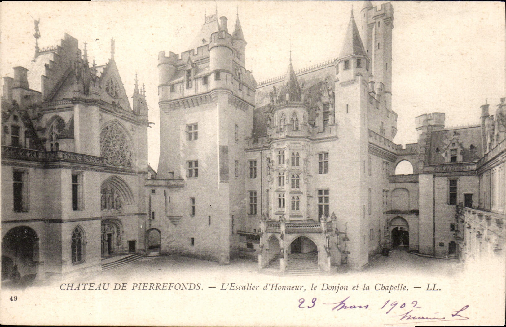 Château de Pierrefonds — L'Escalier d'Honneur, le Donjon et la Chapelle — LL. n°49