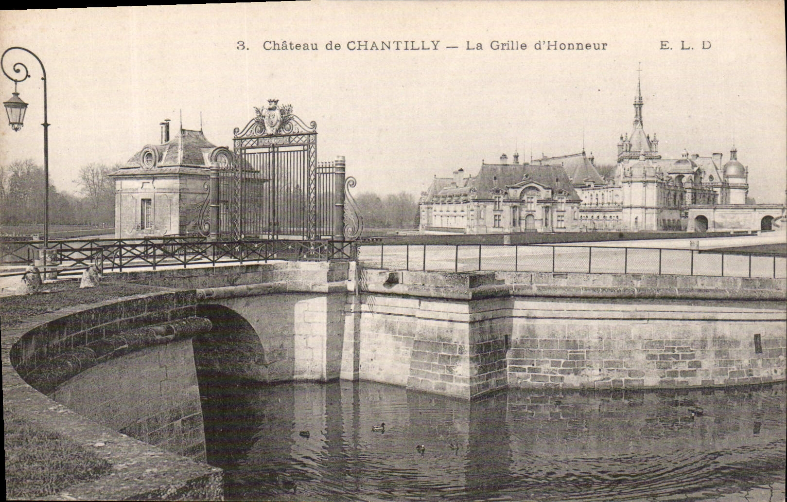 CPA Chateau de Chantilly La Grille d'Honneur 