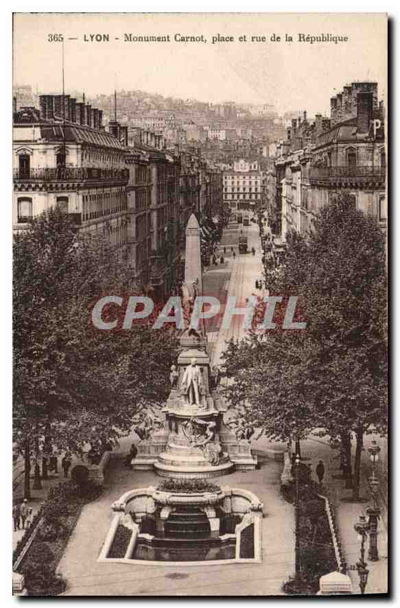 CPA Lyon Monument Carnot place et rue de la Republique 