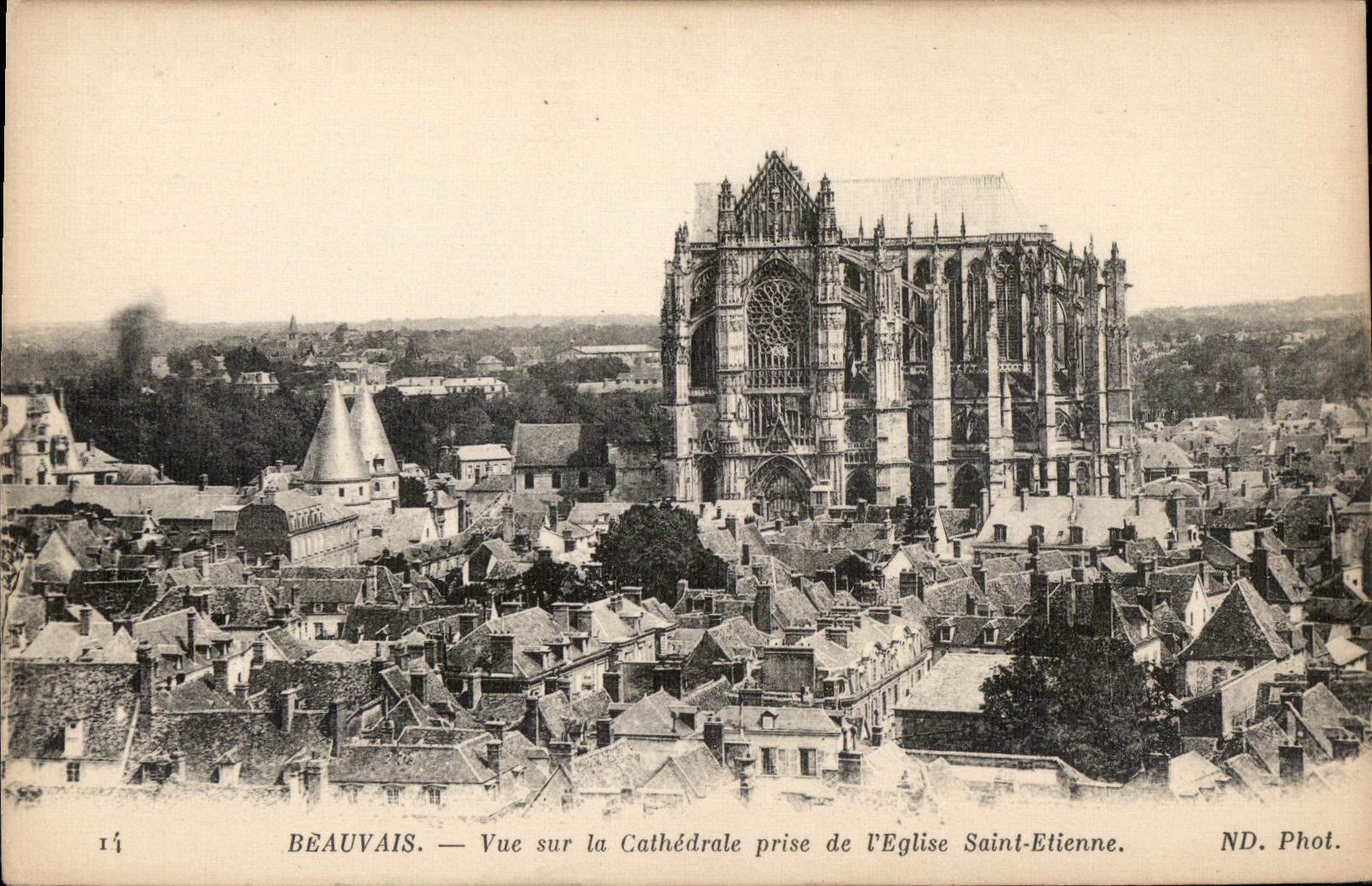CPA Beauvais Vue sur la Cathedrale prise de l'Eglise Saint Etienne 