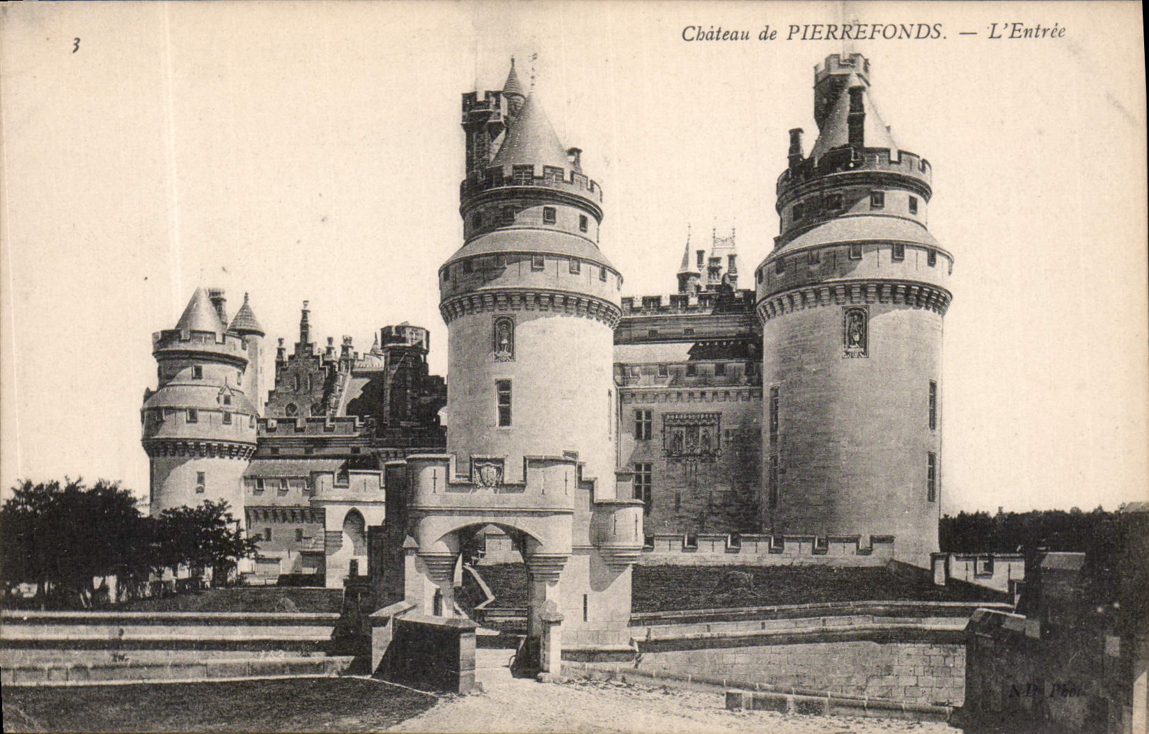 Château de PIERREFONDS — L'Entrée — N. D. 1900