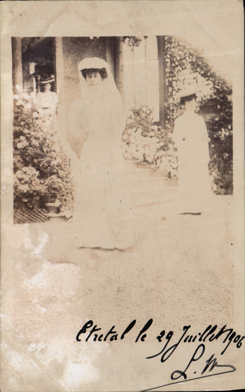 CARTE PHOTO Femme Etretal