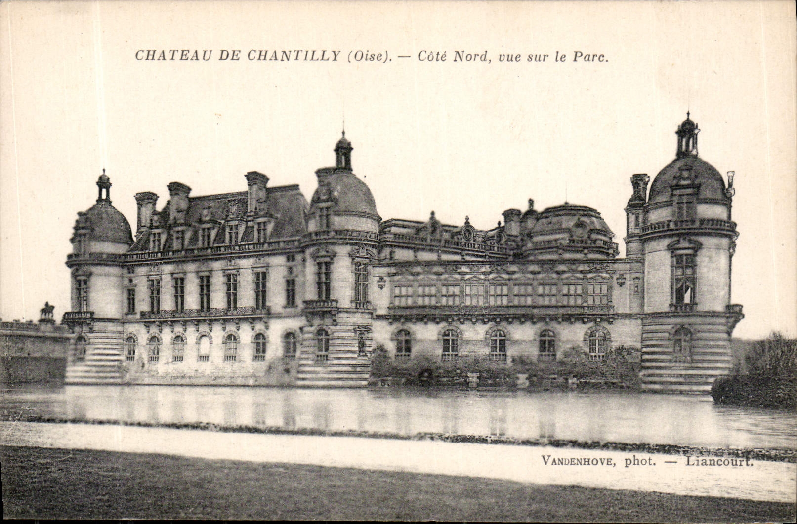 Château de Chantilly (Oise) — Côté Nord, vue sur le Parc. — Vandenhove, phot. — Liancourt