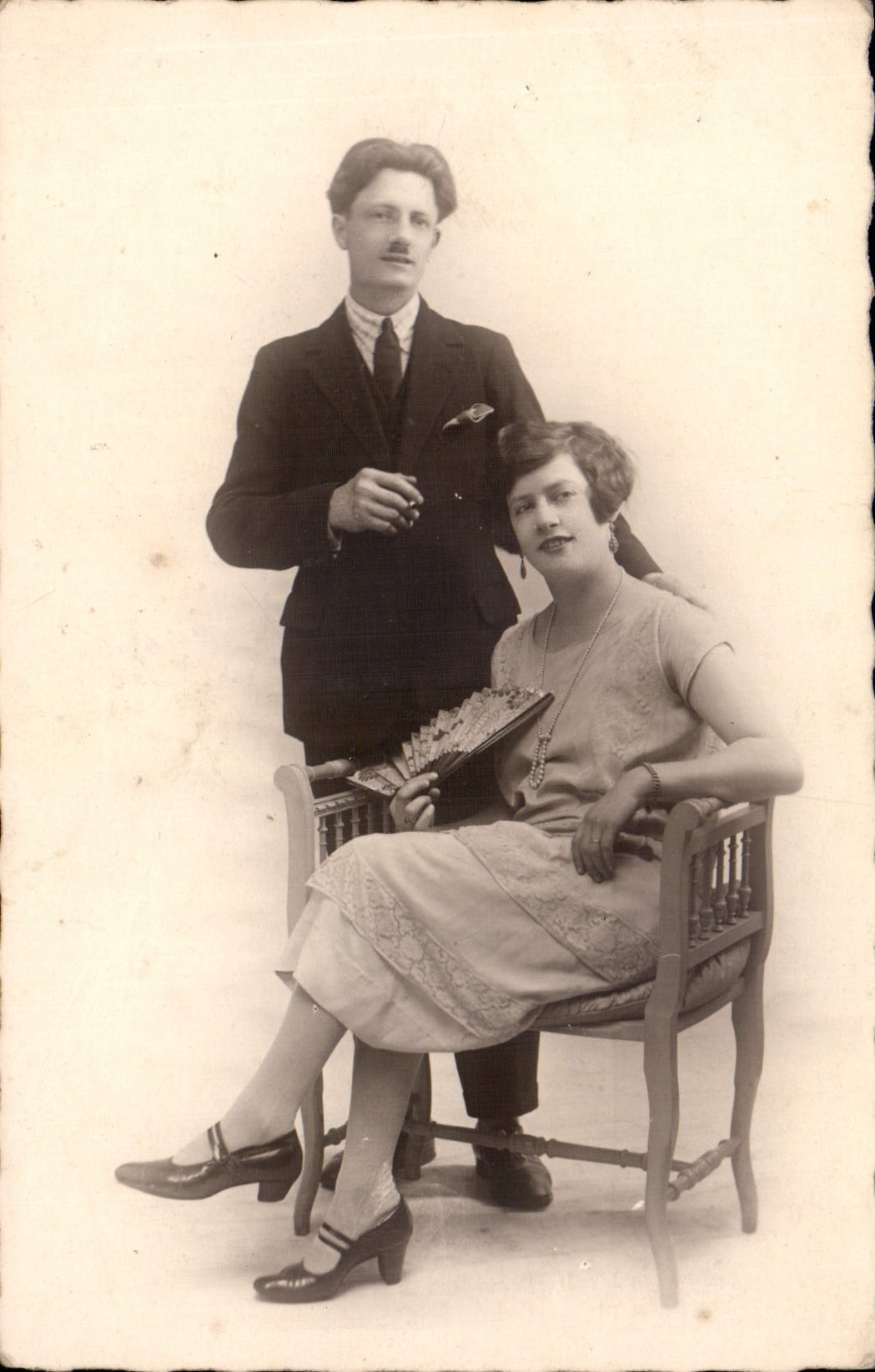 CARTE PHOTO Femme Eventail