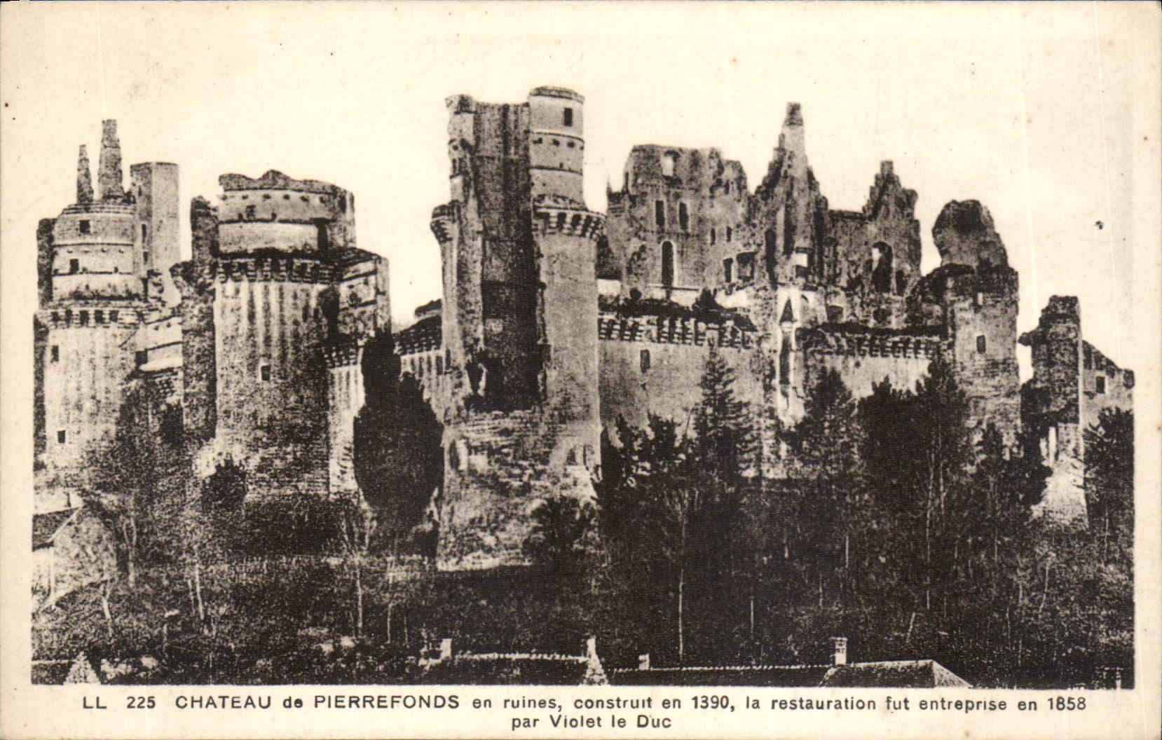 Château de Pierrefonds — ruines, construit en 1390, restauration en 1858 par Violet le Duc — LL 225