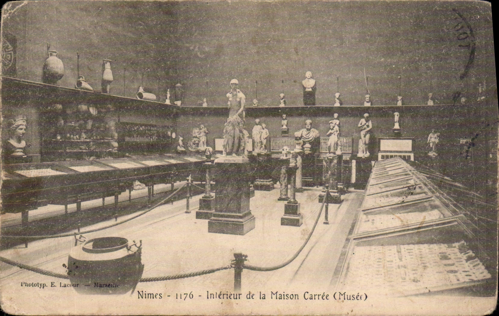 Nîmes - Innenansicht der Maison Carrée (Museum) — Phototyp. E. Lacour — Marseille, n° 1176