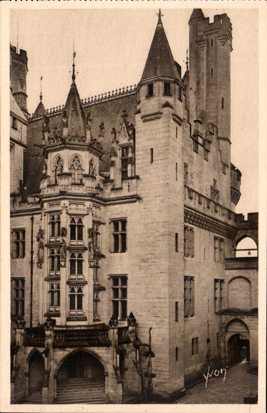 Château de Pierrefonds — L'Entrée du Château — Les Éditions d'Art Yvon, Paris