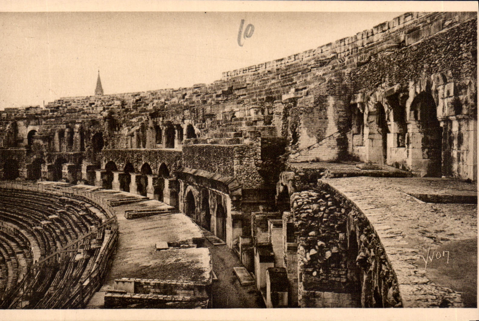 CPA Nimes Gard L'Interieur des Arenes Galeries et Gradins 