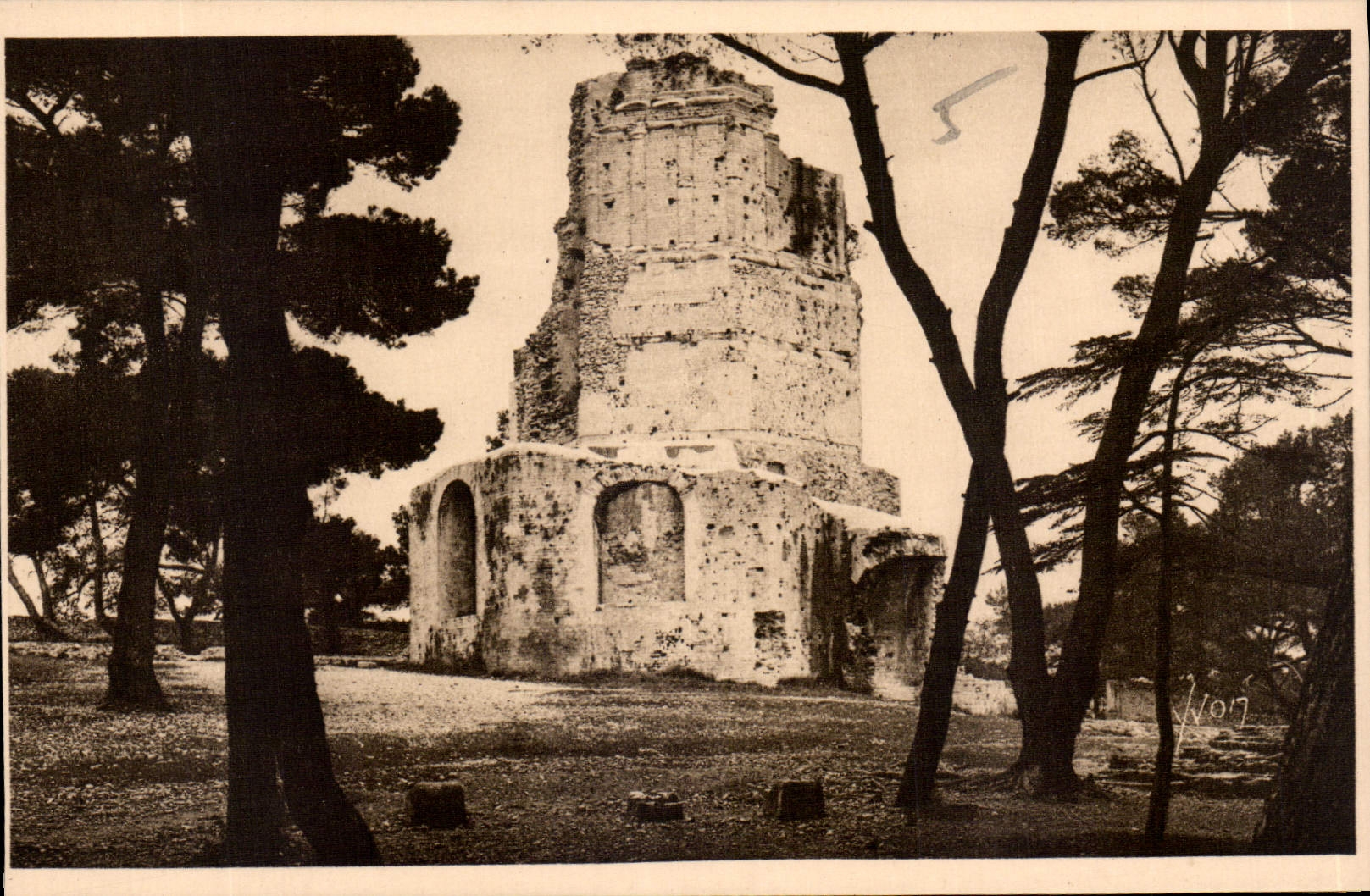 Nîmes (Gard) — La Tour Magne — Éditions d'Art YVON