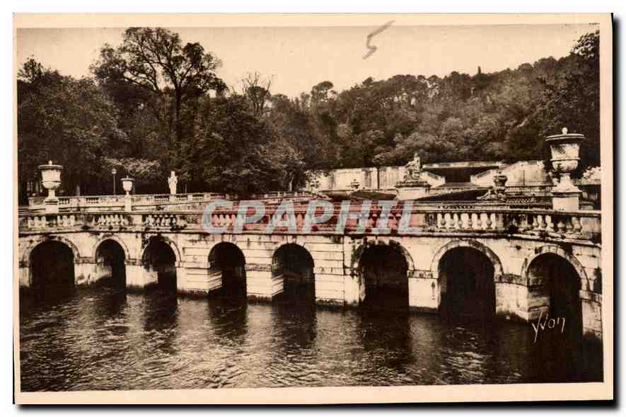 CPA Nimes Gard Jardin de la Fontaine Les Bains Romains 