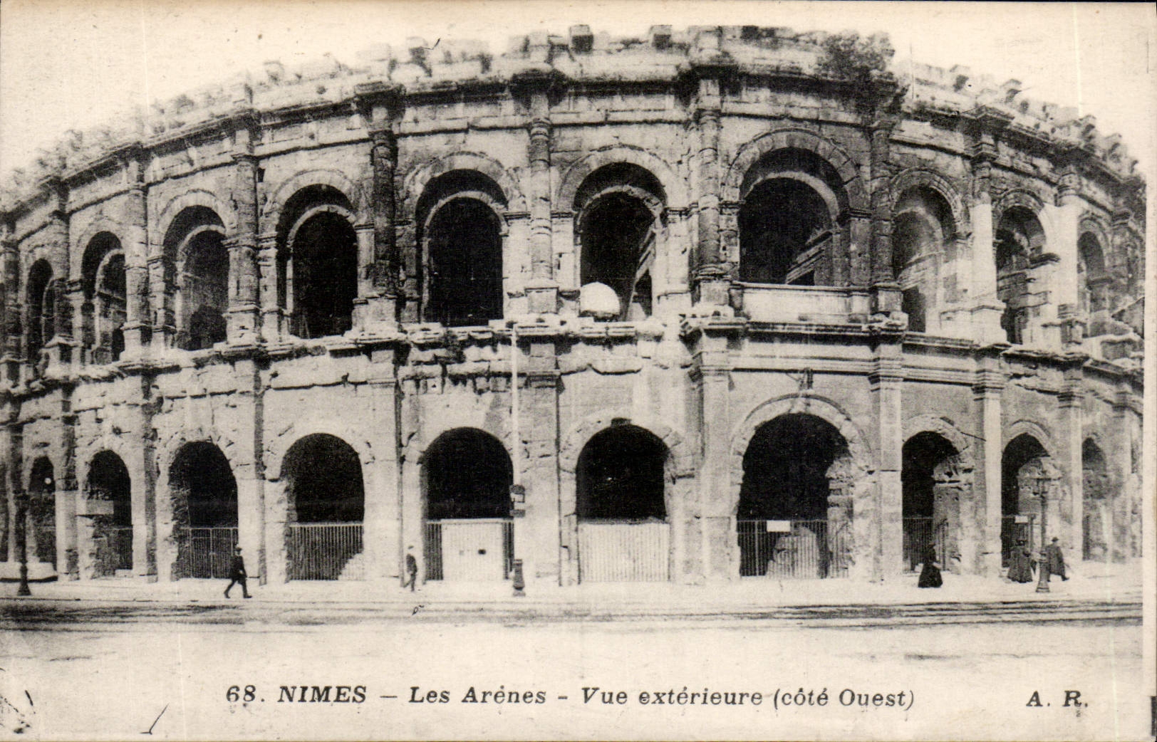 Nîmes — Les Arènes — Vue extérieure (côté Ouest) — A. R. n°68