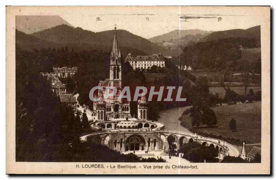 CPA Lourdes La Basilique Vue prise du Chateau fort 