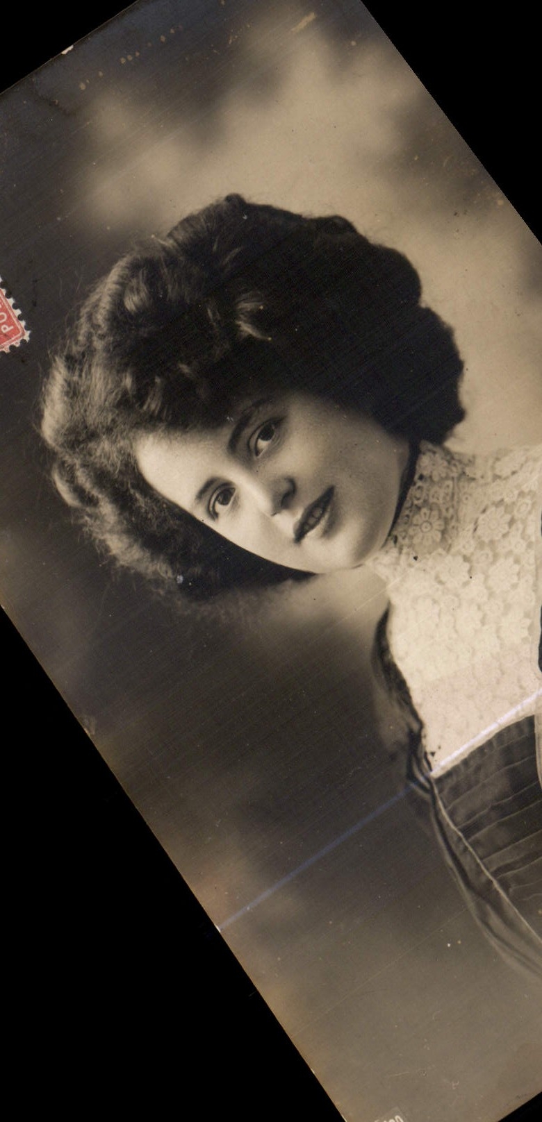 Portrait d'une jeune femme — éditeur inconnu, n° de série non lisible