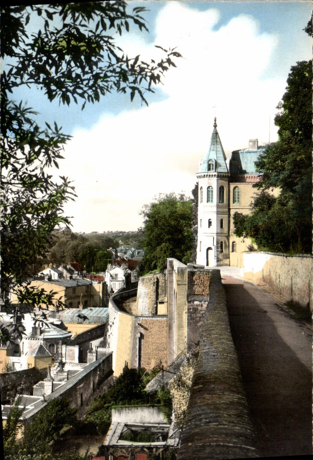 CPA Dreux Eure et Loir Ancien Eveche et chemin de ronde 