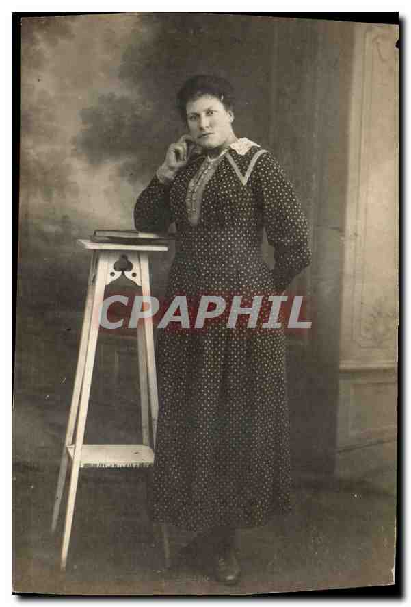Femme en robe à pois — studio photographique — éditeur non identifié