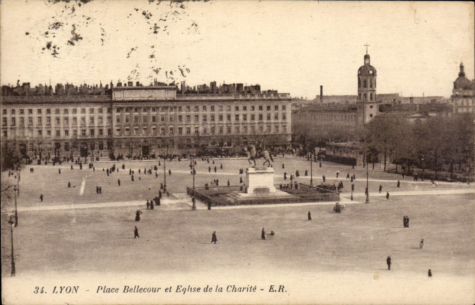 CPA Lyon Place Bellecour et Eglise de la Charite 