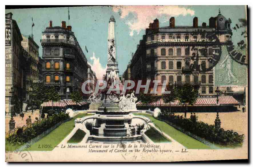 CPA Lyon Le Monument sur la Place de la Republique 