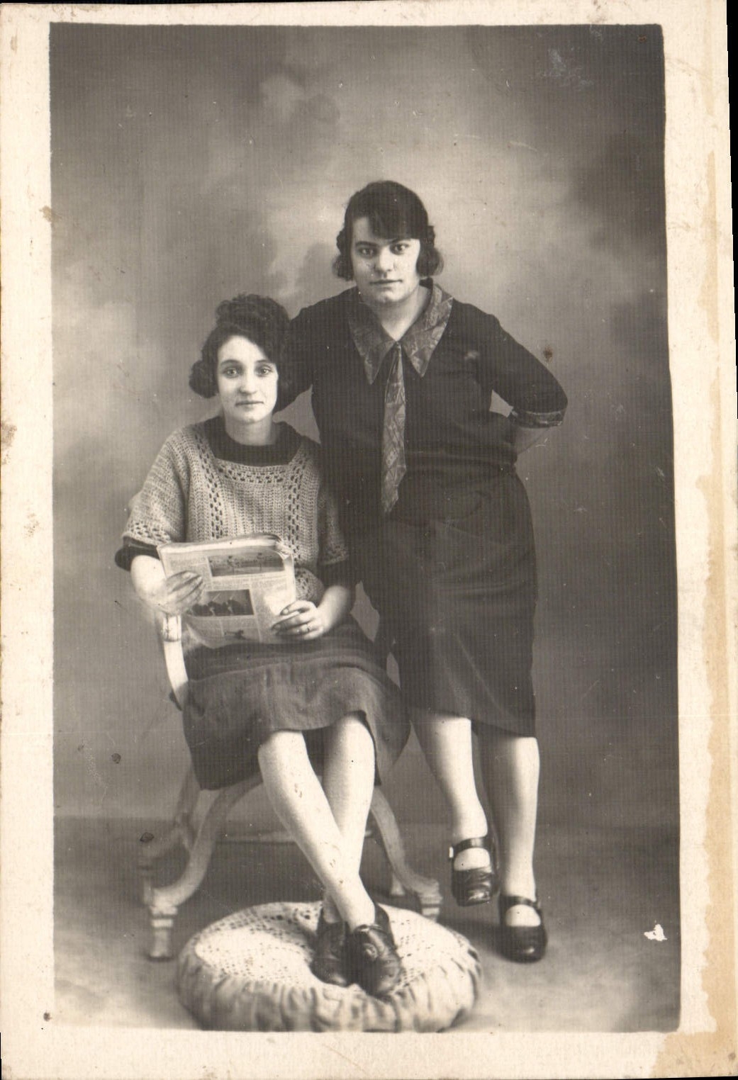 Deux jeunes femmes — studio — Carte postale CPA PHIL