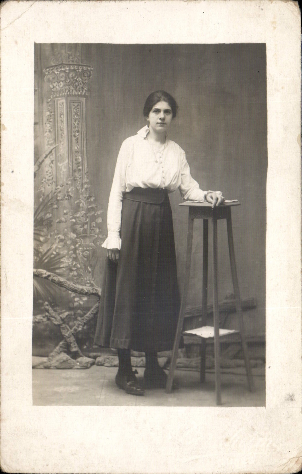 Joven mujer — estudio — R. Guillemind, Bassefugue C³ — París