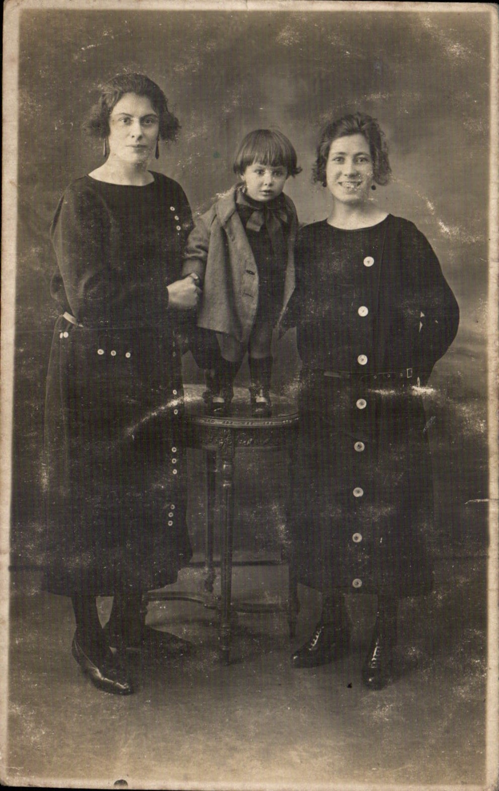 Deux femmes et un enfant — studio photographique — Éditeur : LA PHOTO MÉCANIQUE, 8, faubourg St-Martin, Paris