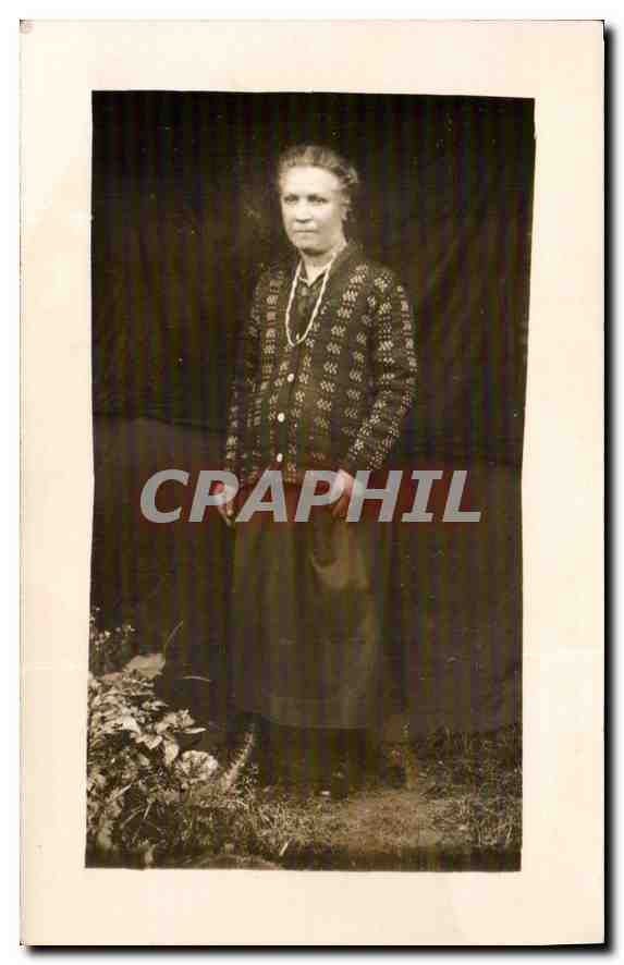 Frau im traditionellen Kleid — Portrait — Verlag unbekannt