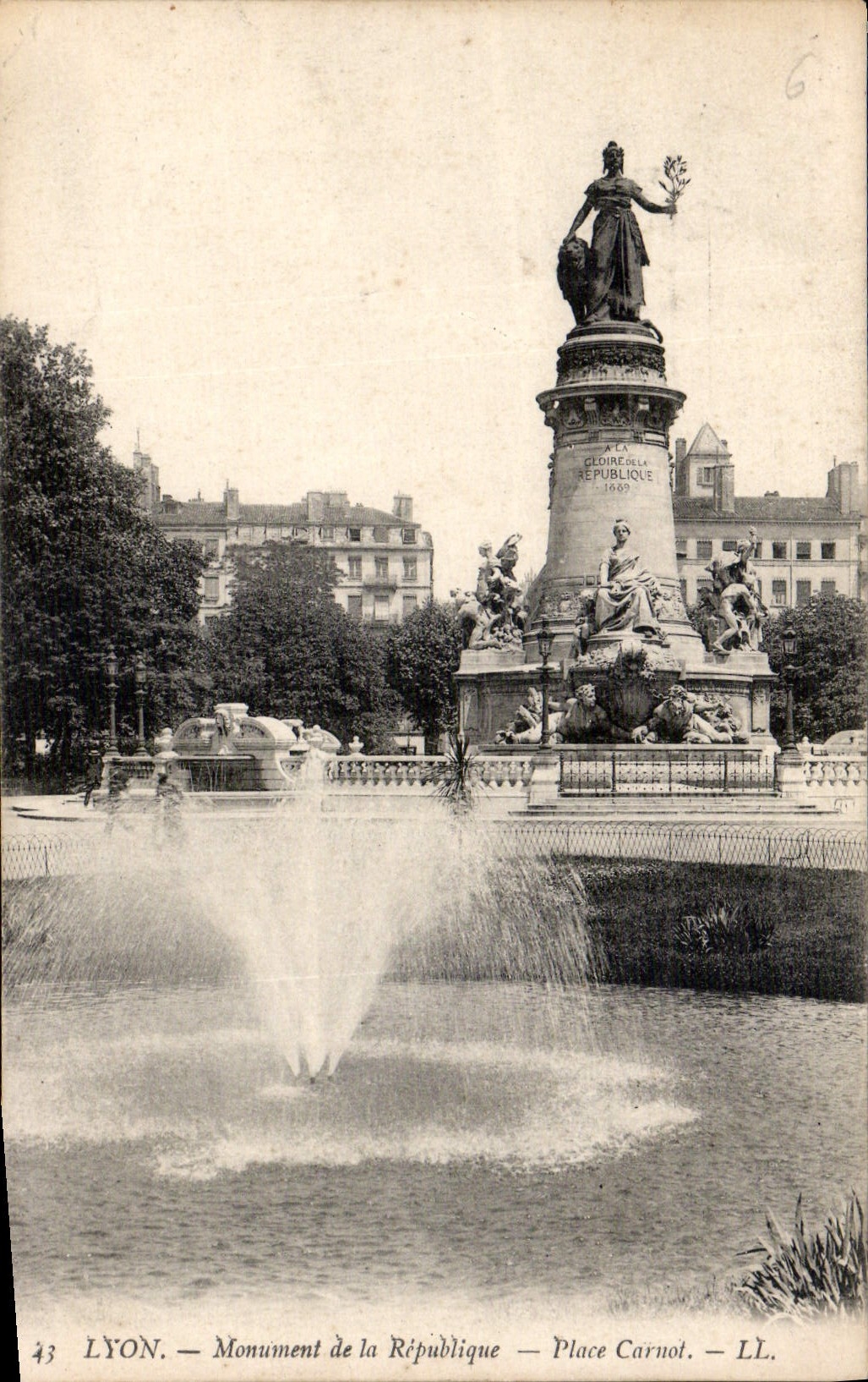 CPA Lyon Monument de la Republique Place Carnot 