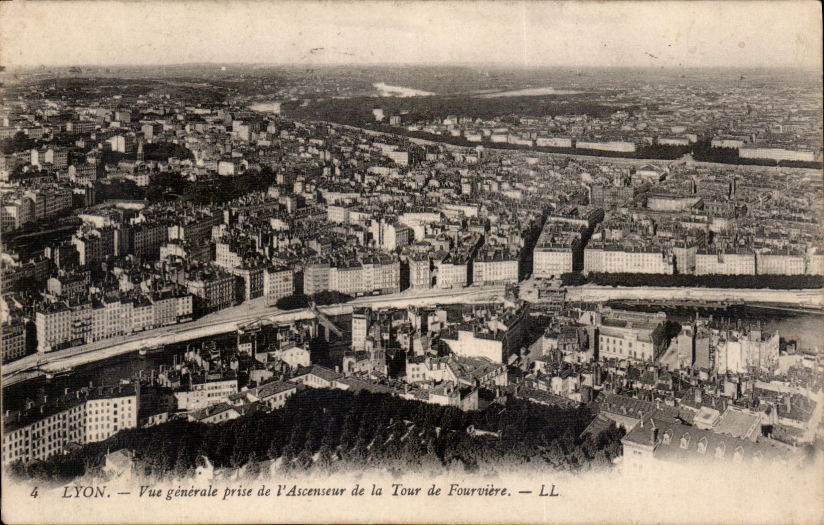 CPA Lyon Vue generale prise de l'Ascenseur de la Tour de Fourviere 