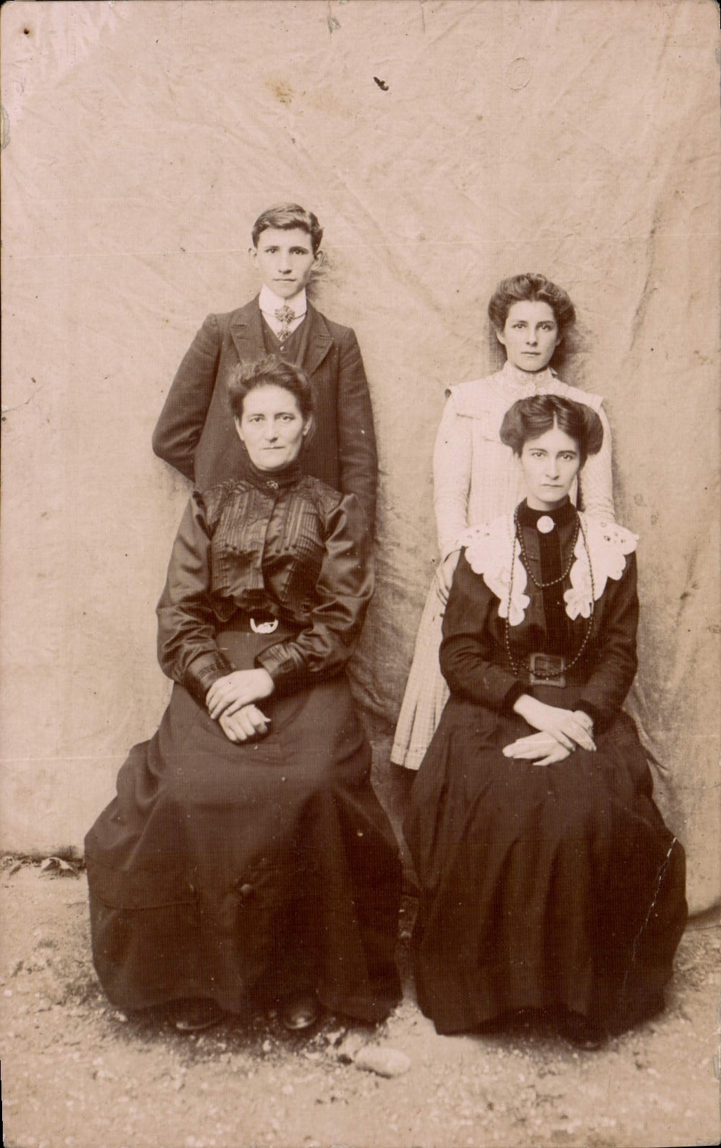 Portrait de quatre personnes — famille ou amis — éditeur inconnu, n° de série non visible