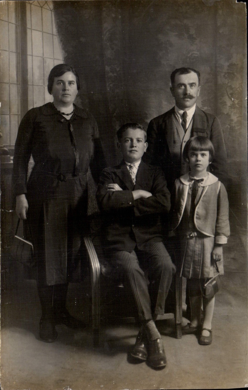 Famille — portrait studio — éditeur inconnu, n° de série non visible