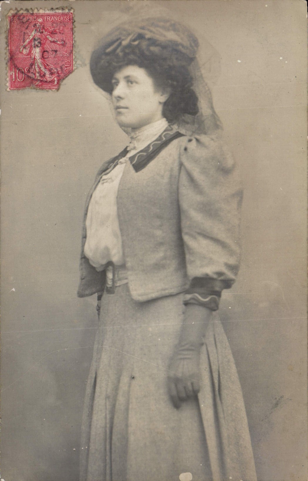 Jeune femme en tenue d'époque — portrait — R. Gillelentat, Paris, n°16