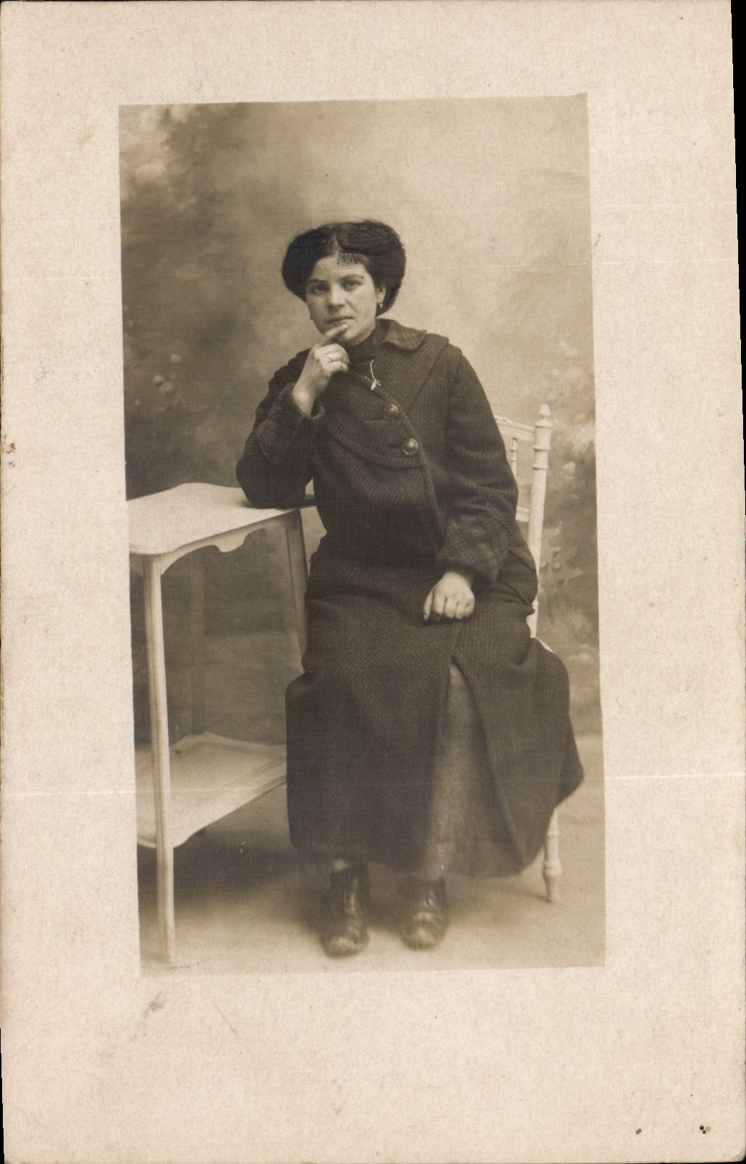 Femme assise — portrait studio — sans éditeur ni numéro visible