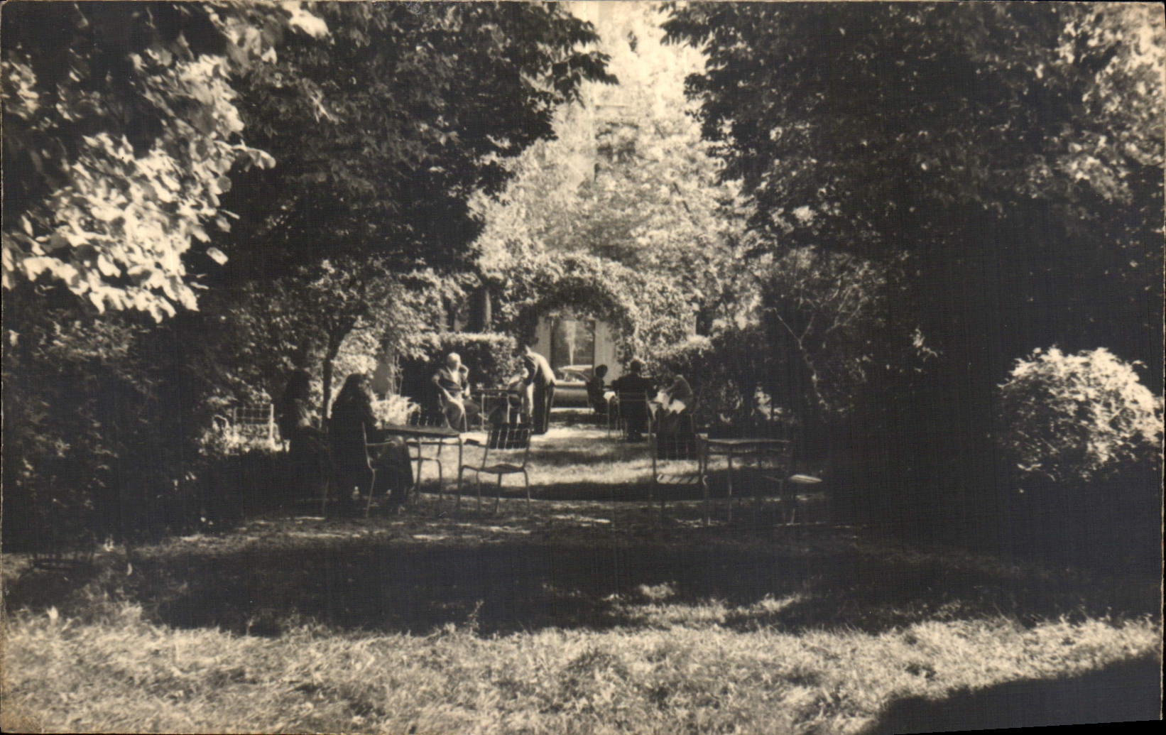 La Varenne — jardin avec tables et personnes — CPAPHIL