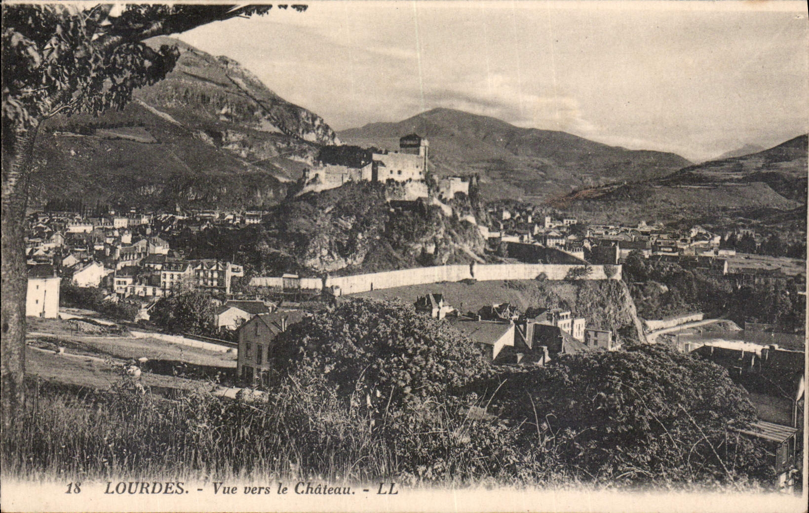 CPA Lourdes Vue vers le Chateau 