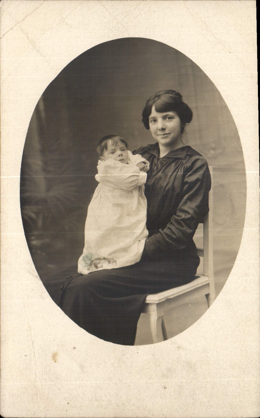 Femme tenant un bébé — photographie en noir et blanc — éditeur non visible