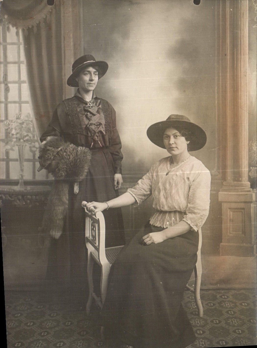 Deux femmes en tenue d'époque — studio photographique — Traditionsnel Rameau & Cie, Paris