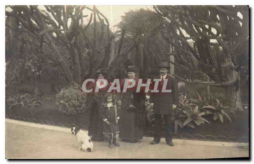 Famille et chien — Jardin botanique — Gessat, Monte-Carlo