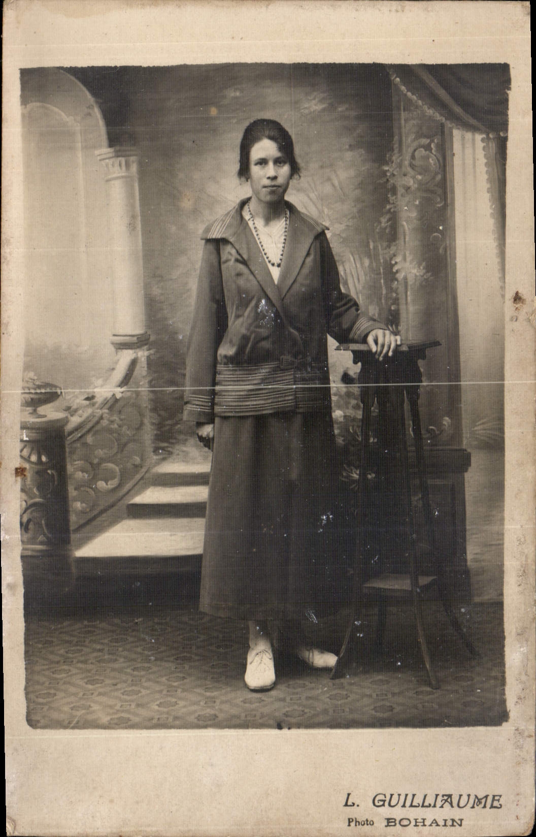 Joven mujer — estudio — L. GUILLAUME Foto BOHAIN