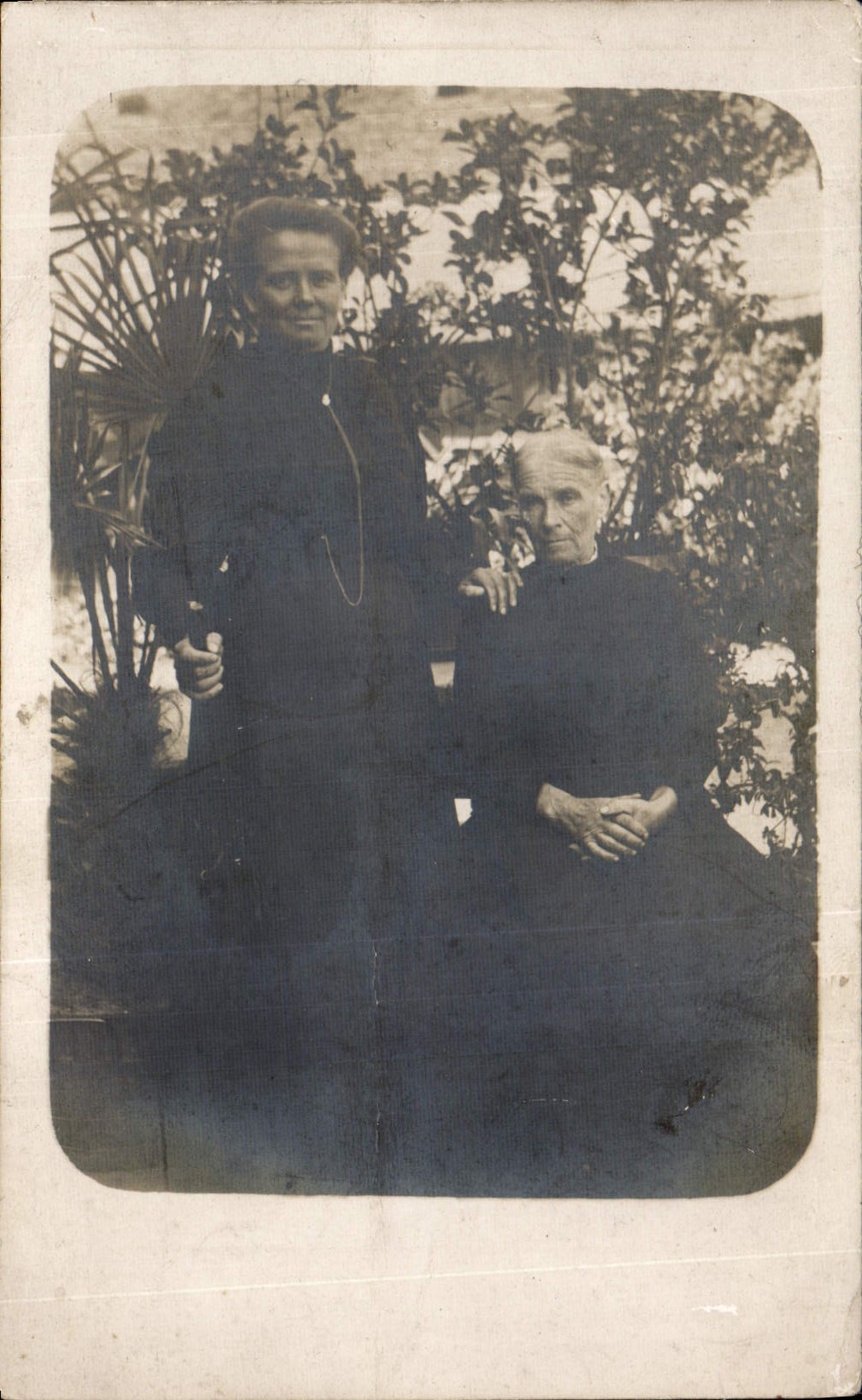 Madame Veuve Lagneaux avec sa fille — Léonie Lagneaux Grouse — photo prise l'année de la guerre 1914-18