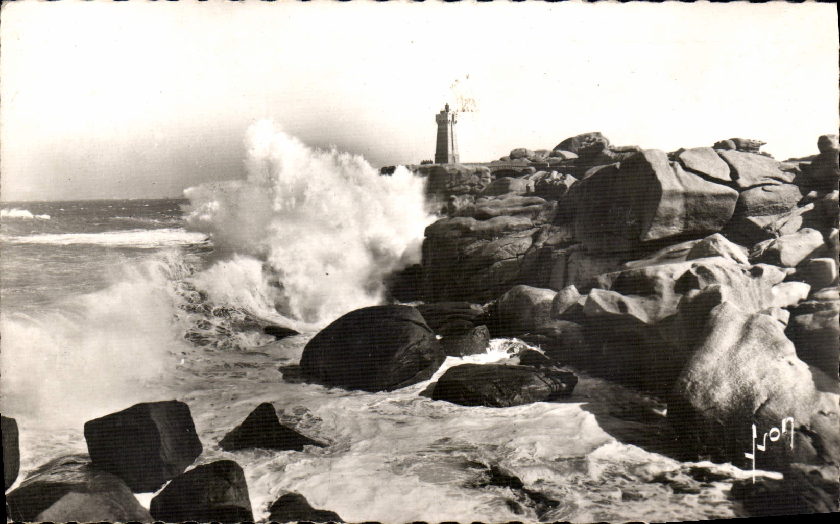 CPA Ploumanach en Perros Guirec Cotes du Nord La Tempete a l'assaut du Phare 