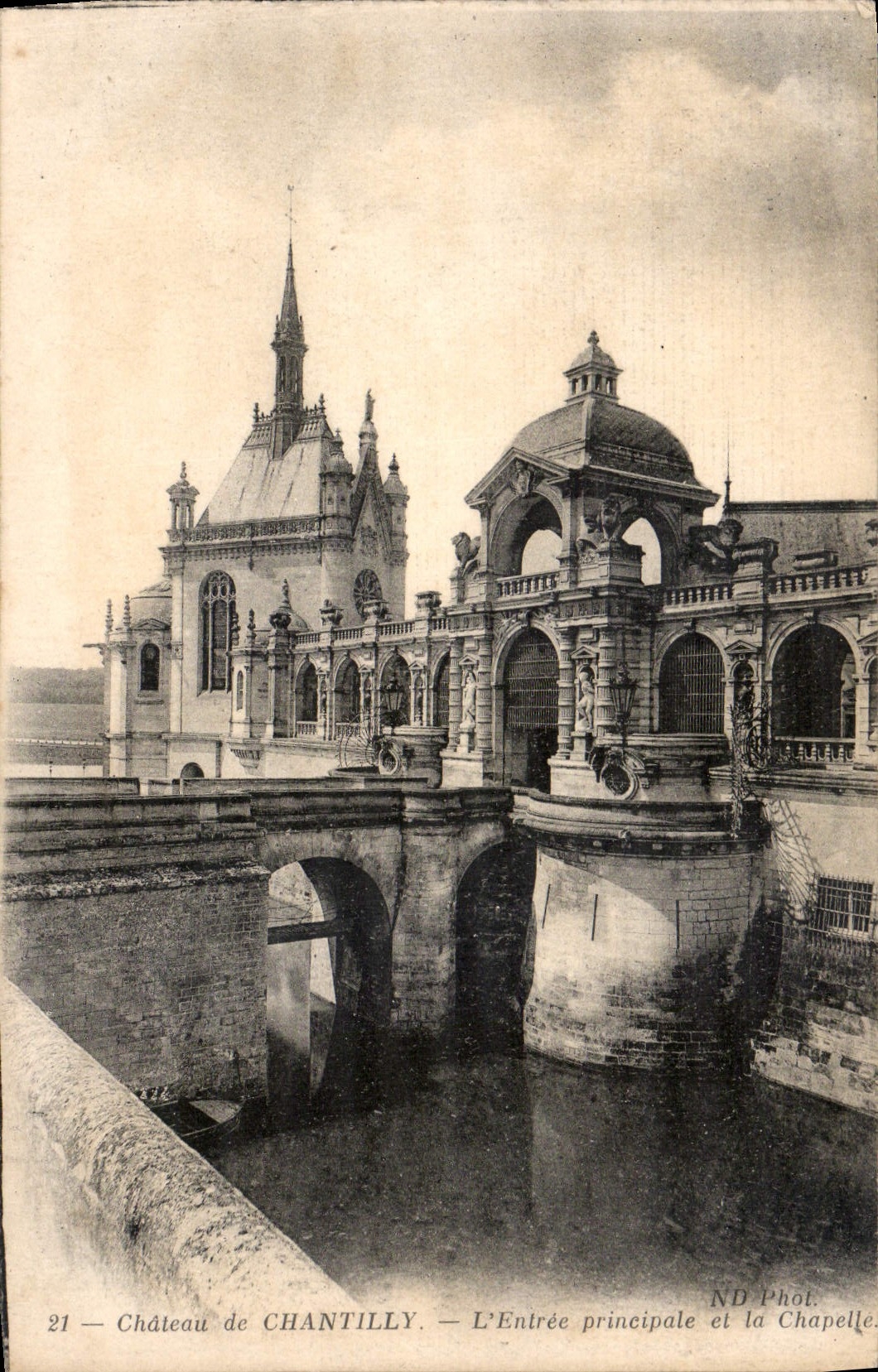 Château de CHANTILLY — L'Entrée principale et la Chapelle — ND Phot.