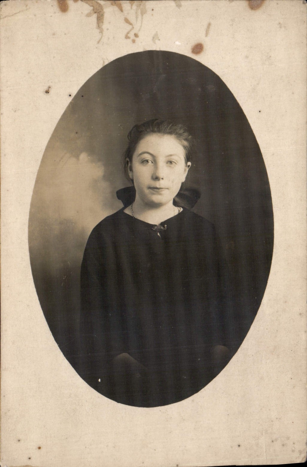 Jeune femme — portrait ovale — carte postale