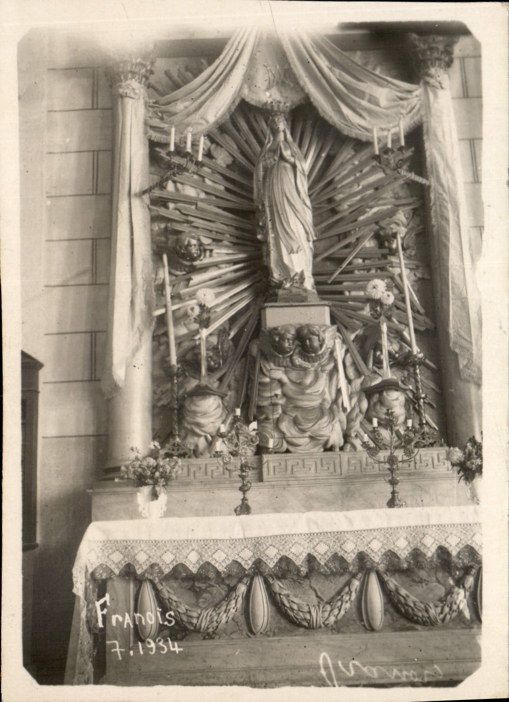 Virgen María — estatua en un retablo decorado — fotografía de François, fechada 7.1934 - Anverso