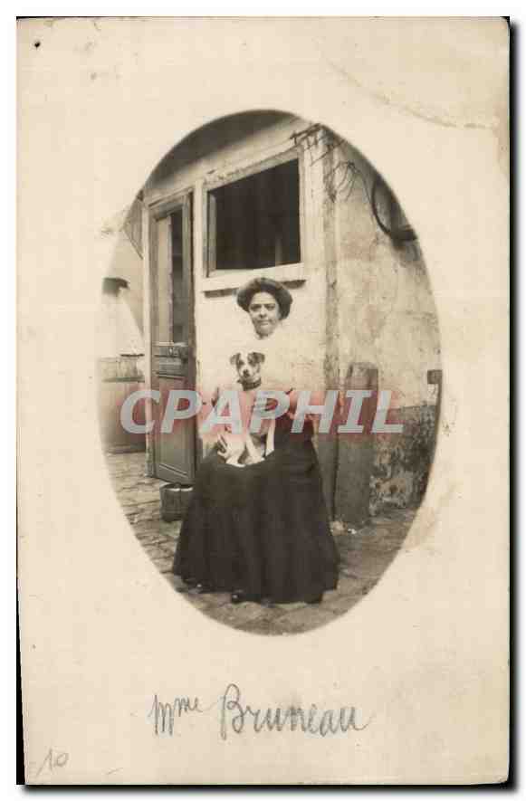 Mme Bruneau — avec chien — carte postale anonyme