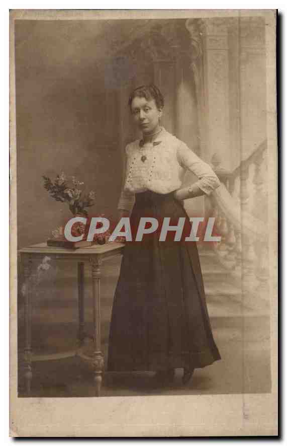 Jeune femme en robe sombre — studio photographique — CPAPHIL