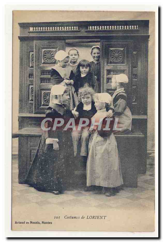 costumes de LORiENT coiffe bretonne meuble bonnet folklore femme broderie embroidery headdress costume CPA